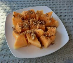 Парче пъпеш с мед и орехи