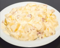 Картофи с бекон и пушено сирене